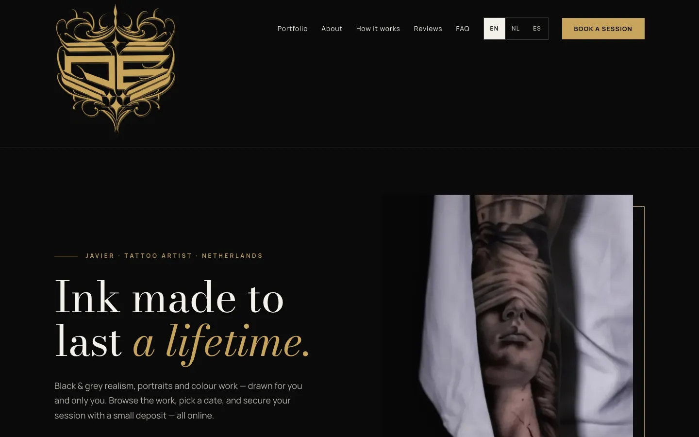 Homepage van Monti Art Tattoo met het gouden logo, de kop Ink made to last a lifetime en een foto van een tattoo